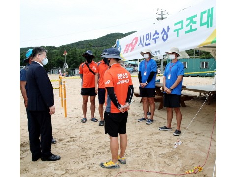 [크기변환]1-2 보도자료 사진(홍인성 인천 중구청장  해수욕장 안전관리대원들 격려 나서).JPG