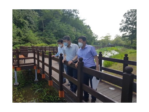 [크기변환]1-1 보도자료 사진(홍인성 인천 중구청장  안골유수지 연꽃단지 현장 시찰).jpeg