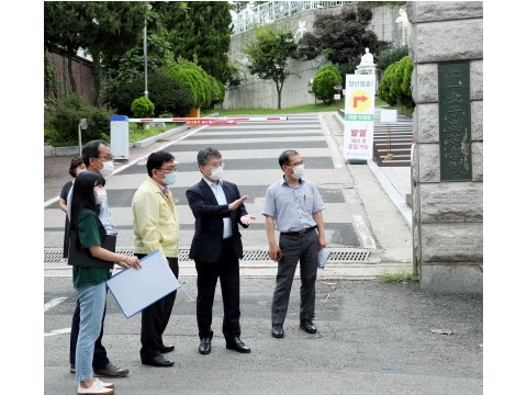 [크기변환]1-2 보도자료 사진(홍인성 인천 중구청장 홍예문로_동인천 지중화 사업 가속도 주문).JPG