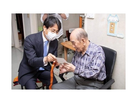 [크기변환]1“건강하게 오래 사세요_”…서구, 100 세 어르신께 장수지팡이 전달 (2).jpg