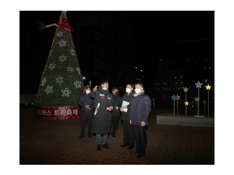 [크기변환]1-2 보도자료 사진(인천 중구 크리스마스  트리 점등 내년 1월 말까지 불 밝혀).JPG